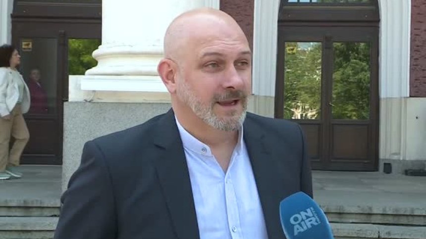 Културна треска: Десетки се стекоха за евтини билети пред Народния театър (ВИДЕО)