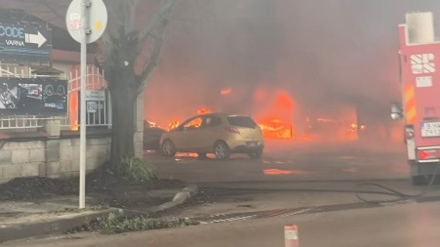 Мъж е с изгаряния, 3 коли са изпепелени в голям пожар в автосервиз във Варна (+СНИМКИ)