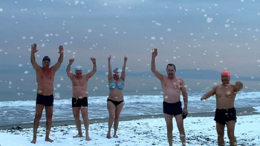 Да плуваш в леденото море: Приятели моржуват на бургаския плаж от години