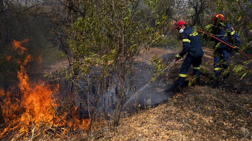 Пожарът в Гърция бушува неконтролируемо до границата ни
