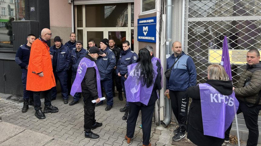 Служители в метрото искат изпълнени обещания за заплати, готви се стачка