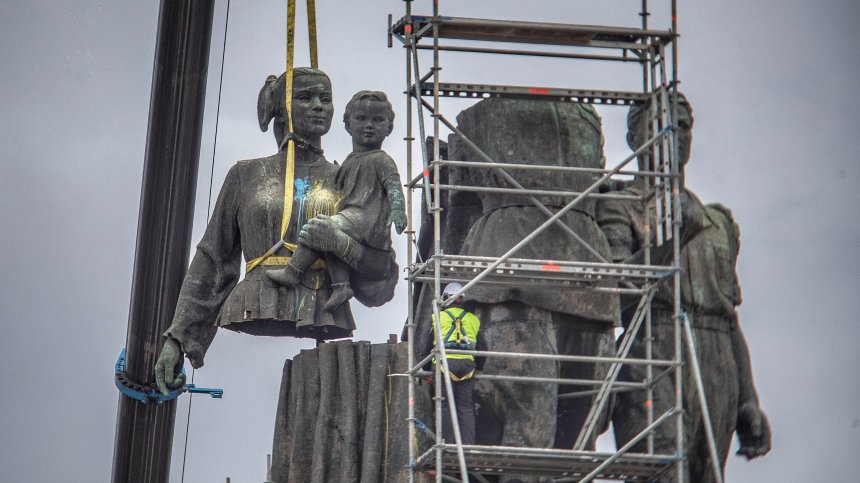 Областният управител каза как се пазят фигурите от Паметника на Съветската армия