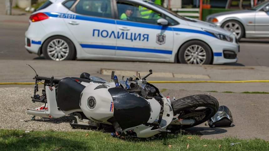 Борят се за живота на млад моторист, ударил се в автобус в София