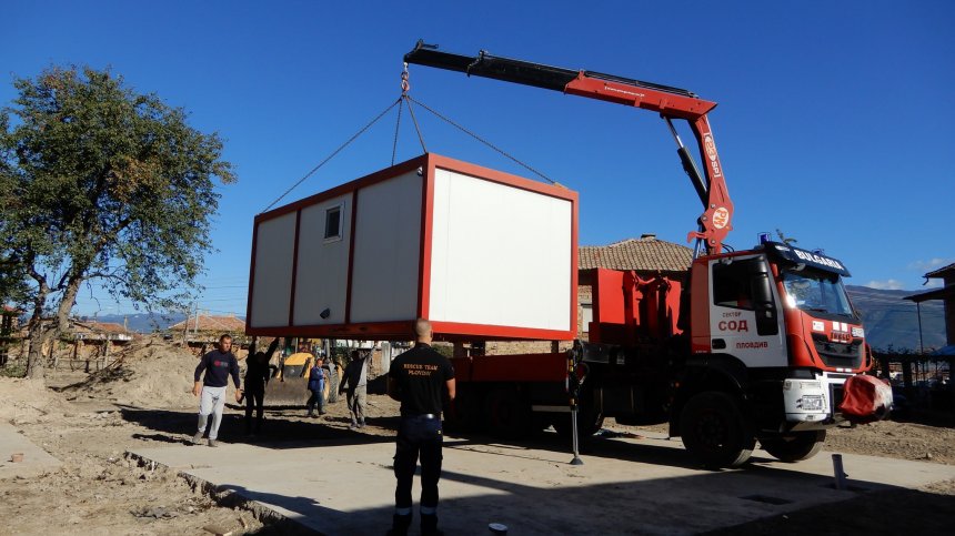 Даренията вече са при пострадалите от наводненията в Карловско семейства