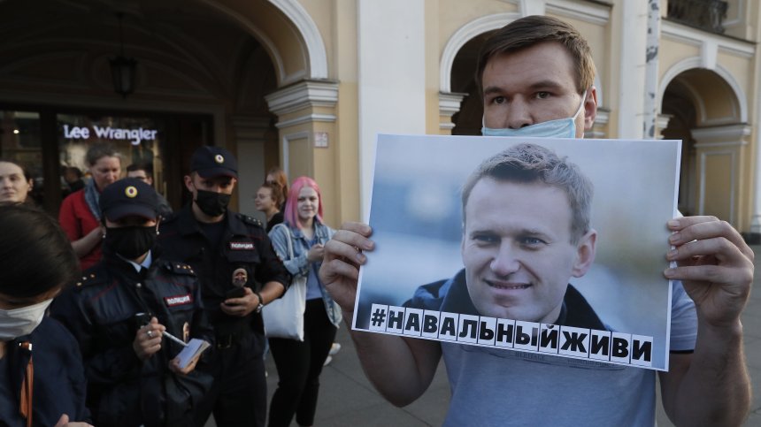 Германия праща самолет за Навални, Меркел иска прозрачно разследване