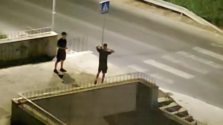 Младежи атакуваха с камъни пълен с хора автобус във Варна (+ВИДЕО)