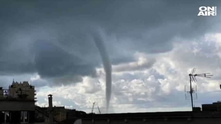 Водни смерчове над Генуа изплашиха граждани 