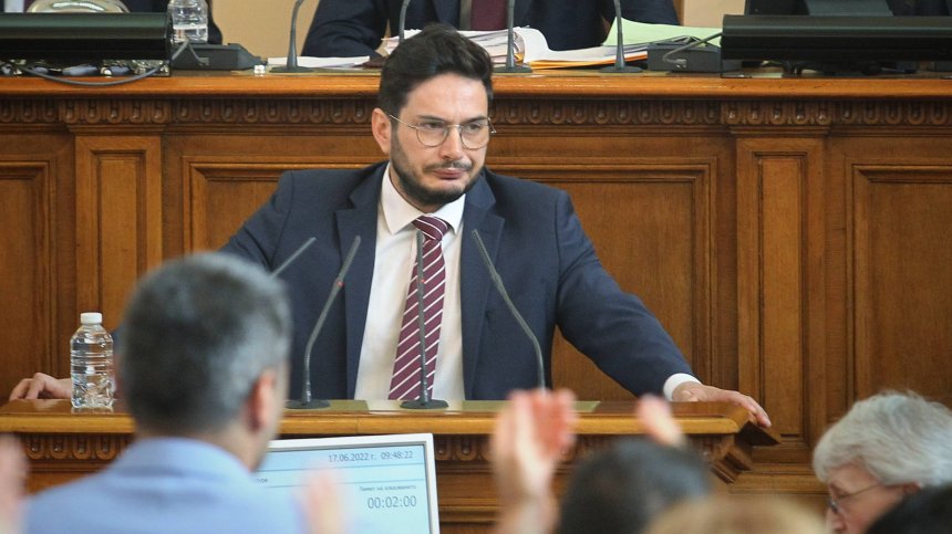 Депутатът Кирил Симеонов се отцепи от "Има такъв народ"