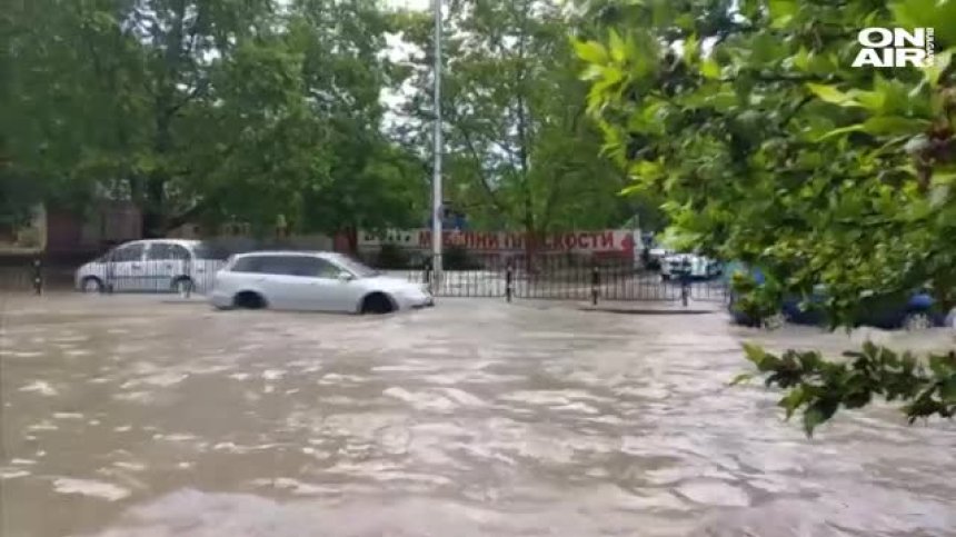 Проливен дъжд и градушка наводни Пловдив