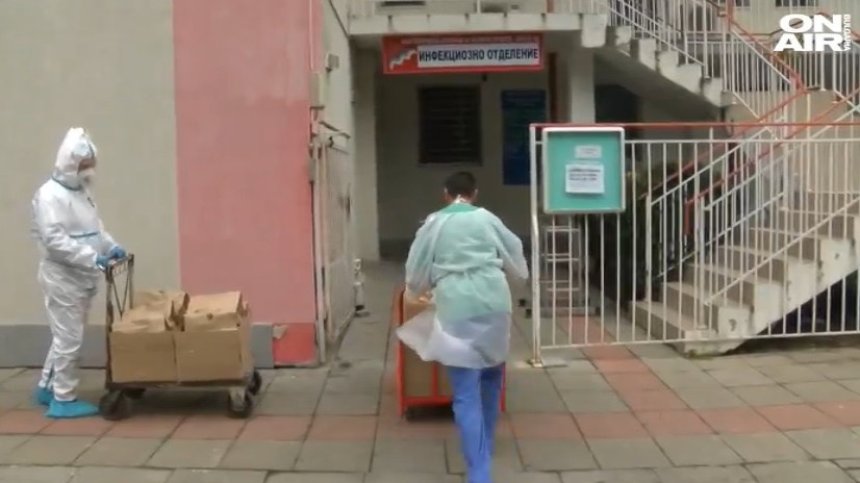 Различен празник в Бургас, раздадоха курбан и риба на медиците в града