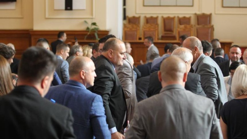 След словесни престрелки и от втория опит, депутатите гласуваха: "Мандатът неуспешен"
