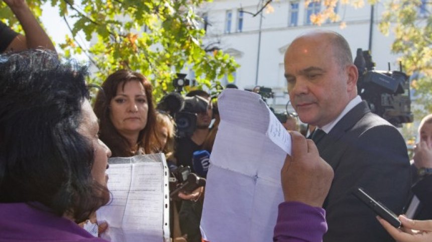 От "Системата ни убива" поискаха Борисов да върне Петков на поста му