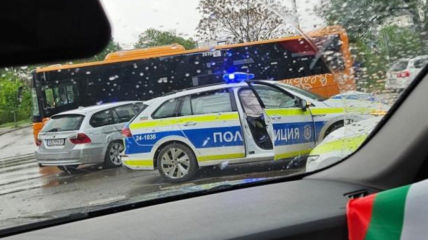 Полицейска кола и БМВ катастрофираха в София
