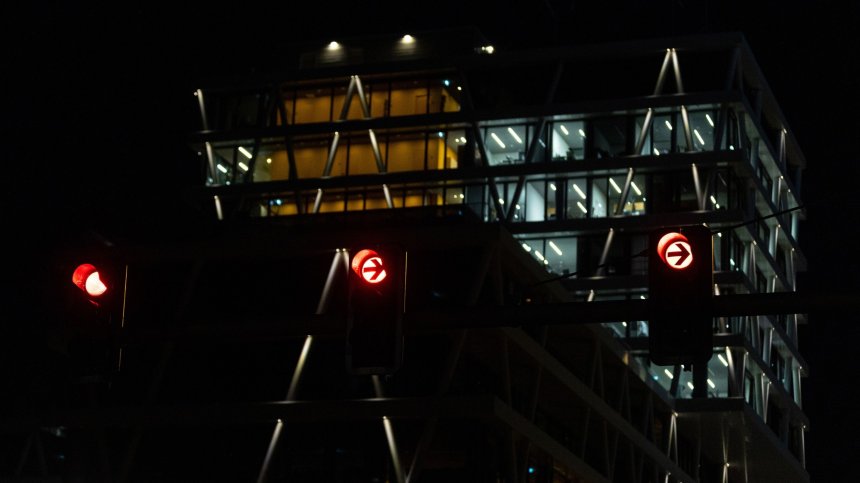 По-студен душ, приглушено осветление, спиране на светещите реклами - Европа пести