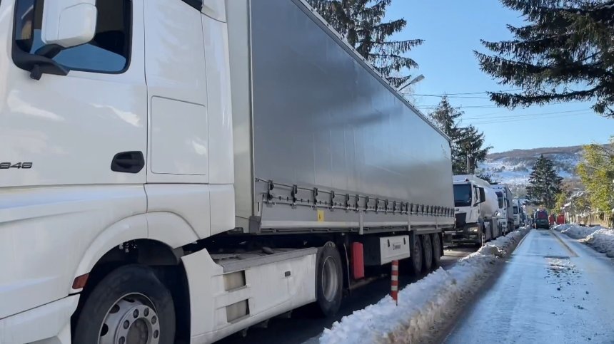 Снегът започна да създава проблеми и затвори пътища за ТИР-ове