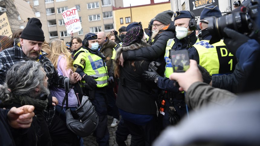 Шведската полиция разпръсна протест на противници на Ковид ограниченията