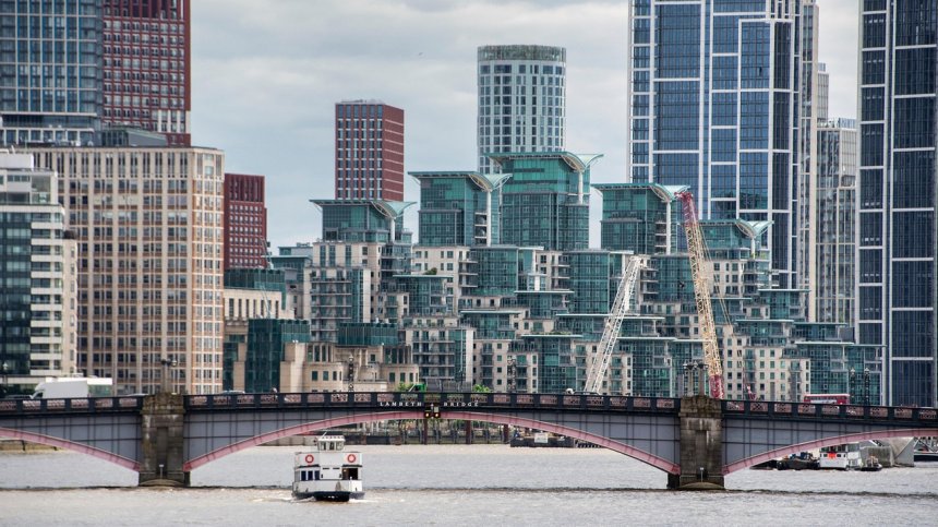 Във Великобритания нов пиĸ нa цeнитe спря жилищния пaзaр