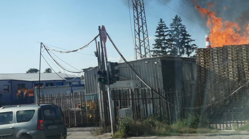 Пожар пламна на метри от бензиностанция преди Долни Богров