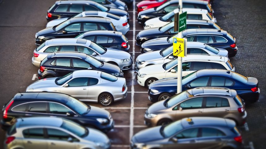 Паркирането на наклон е проблем за автомобила
