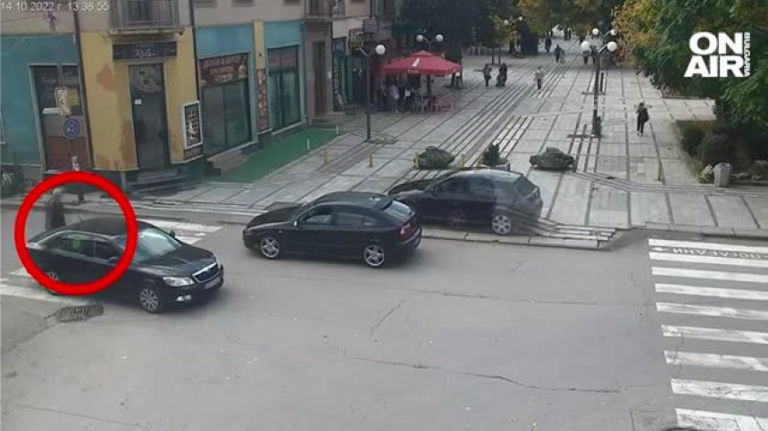 Шофьор изпреварва автомобил през тротоара, на косъм да помете пешеходец