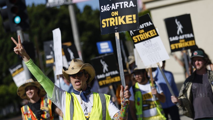 След 148 дни: Холивудските сценаристи прекратиха стачката си
