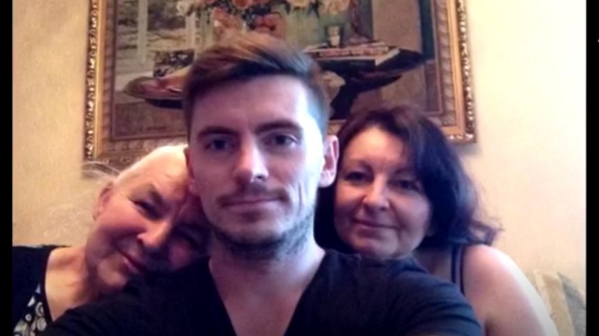 Роман бяга от сринатия Мариупол, сега живее в обстрелвания Киев