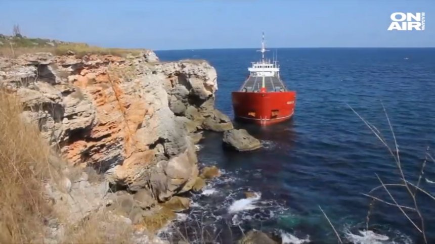 Претоварват заседналия край Камен бряг кораб с плаващ кран