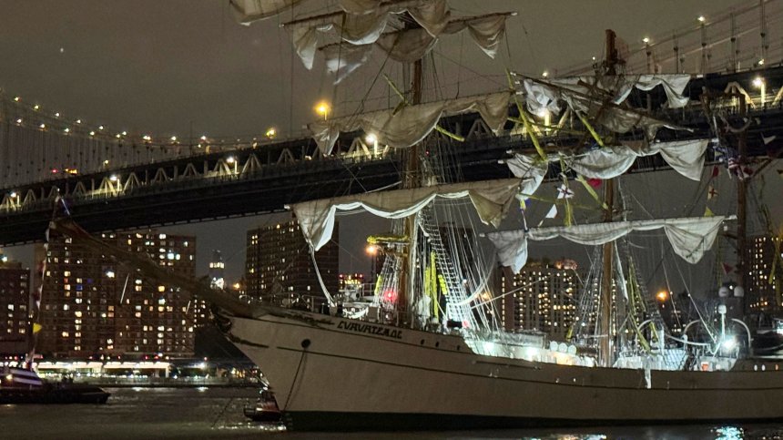 Двама души загинаха при удар на кораб в Бруклинския мост в Ню Йорк (ВИДЕО)