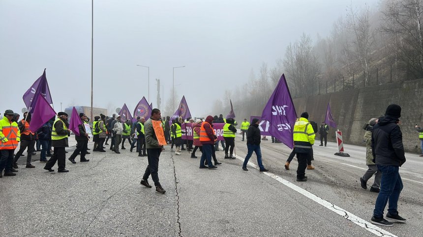 Протестиращи служители в АПИ блокираха "Хемус" преди тунела "Топли дол"