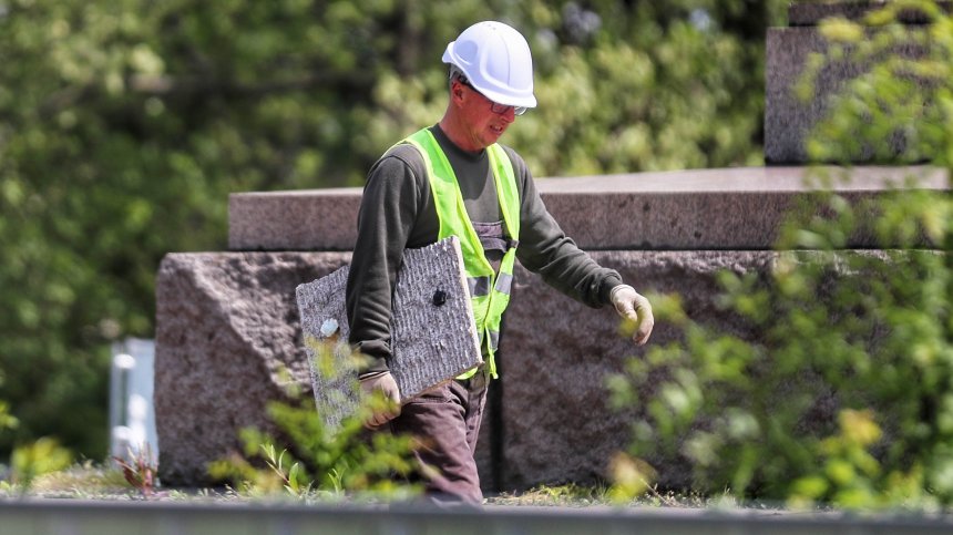 Премахват плочите с надписа от Паметника на Съветската армия