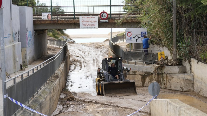 Двама души са в неизвестност след мощна буря в Мадрид