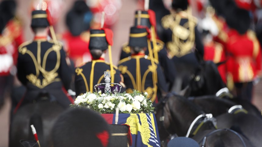 8-километрова опашка чака да се сбогува с Елизабет II, приготвили са си палатки и стълби