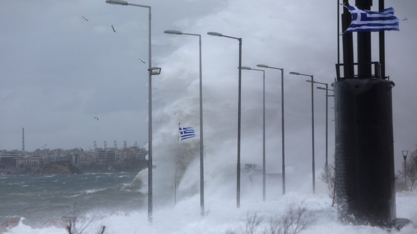 Фериботи станаха заложници на мощни ветрове по пристанища в Гърция