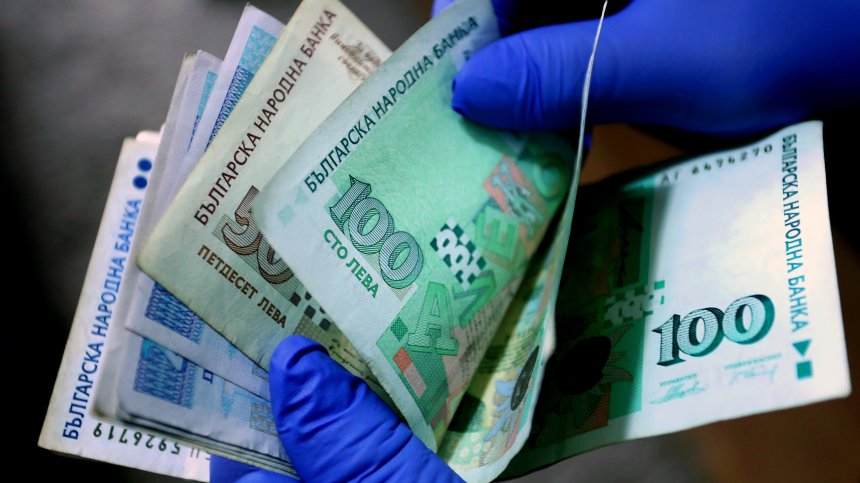 Баба олекна с 50 000 лв., скрила парите в кофа, кофата - в тенджера, а нея - в килера