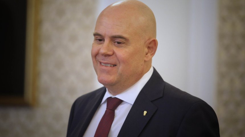 Гешев с поздрав за 24 май: "Почтеност?.. Честност?.. Някаква химера..."