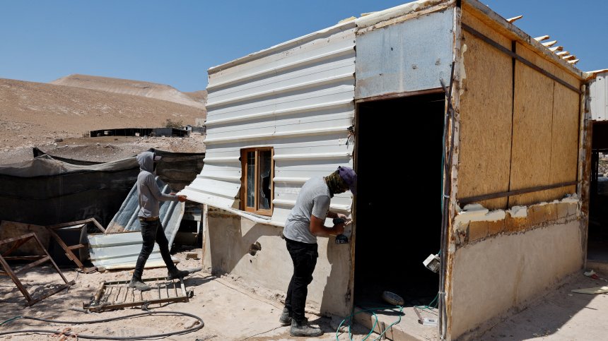 Палестинските бедуини развалят къщите си и бягат от атаките на Израел (СНИМКИ)