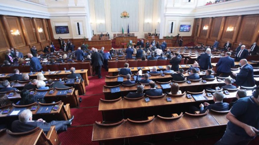 Нажежени страсти още в първия работен ден на депутатите - ГЕРБ напуснаха обидени
