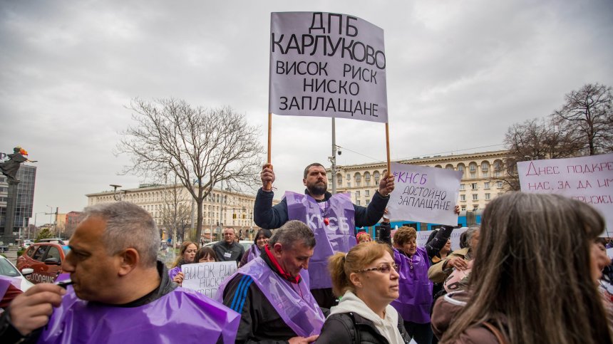 Здравният министър се среща с протестиращи работници от психиатриите