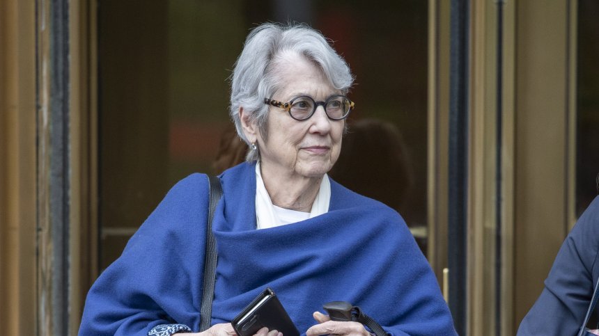 "Опита се да ме целуне, да сграбчи бюста ми": Жена с разказ за поведението на Тръмп