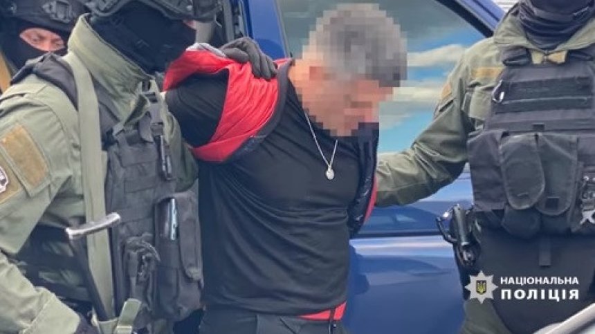 Брендо бил заловен в къща до Киев, в която гледал марихуана