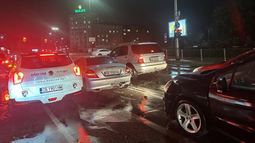 Катастрофа между три автомобила в столицата, движението е затруднено