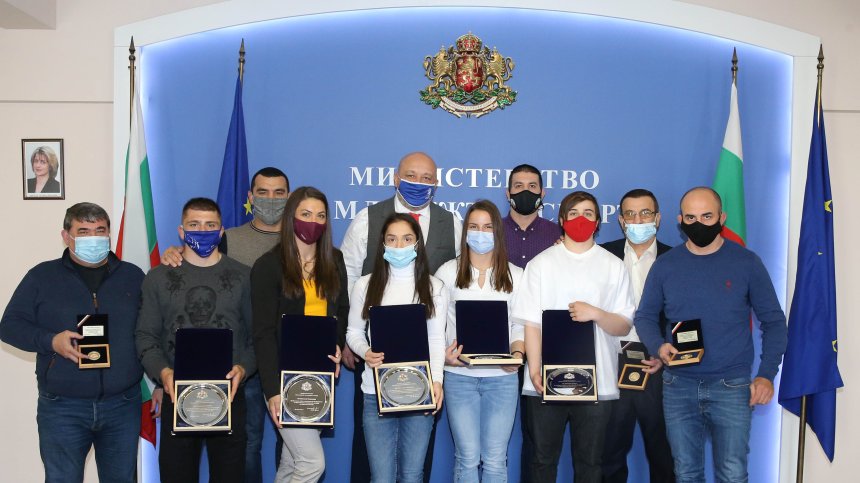 Министър Кралев награди медалистите от Европейското първенство по борба