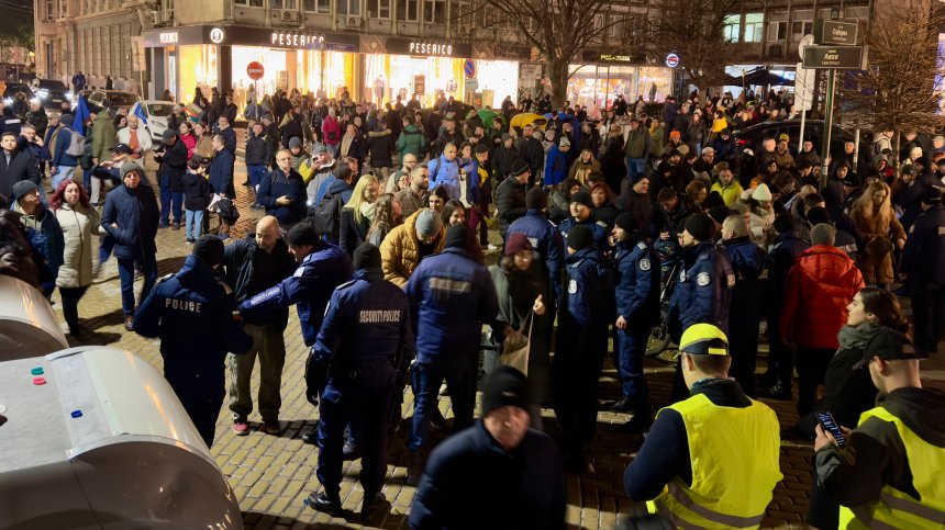 Сигнали за изгубени деца и маскирани хора на протеста в София