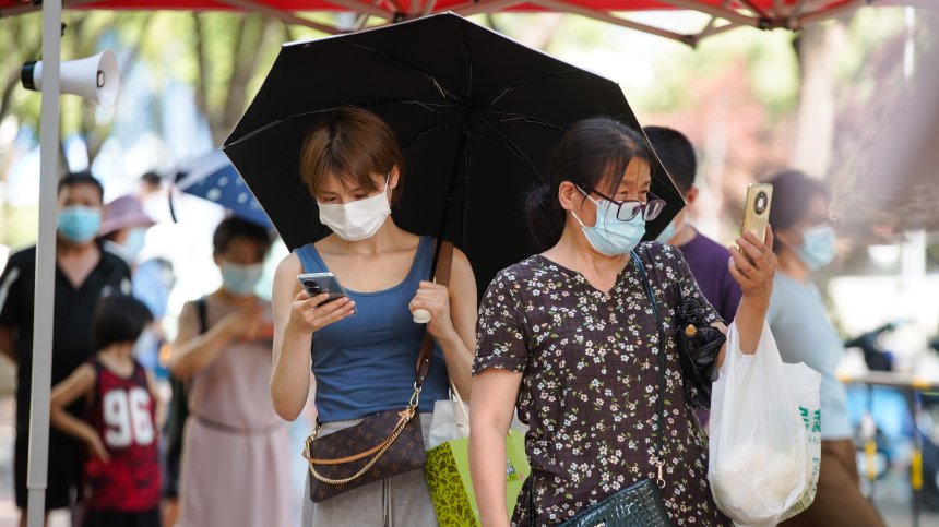 Около 80 хиляди туристи са блокирани в китайски курорт заради наложен локдаун