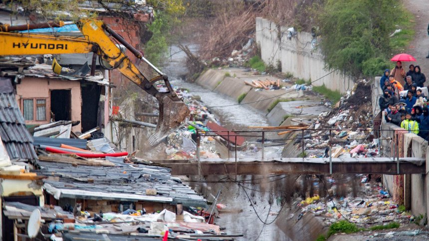 Полиция и водно оръдие в "Захарна фабрика" (СНИМКИ)