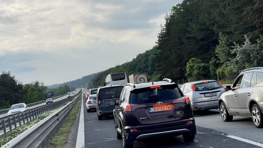 Ремарке се обърна на "Хемус", образува се опашка от автомобили