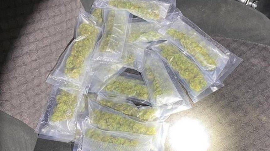 Задържаха 40-годишен дилър при покупко-продажба, в дома му откриха 1750 г марихуана