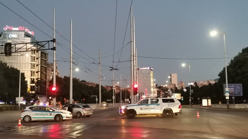 На метри от катастрофата на Семерджиев две коли се удариха и забиха в заграждения на бул. "Черни връх"
