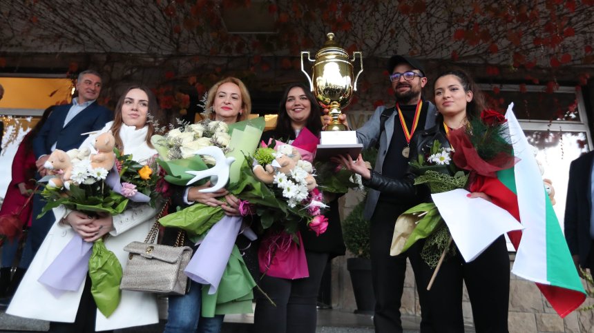 От първите целувки към кончето до цариците на Европа - Илиев обеща премии за шахматистките ни