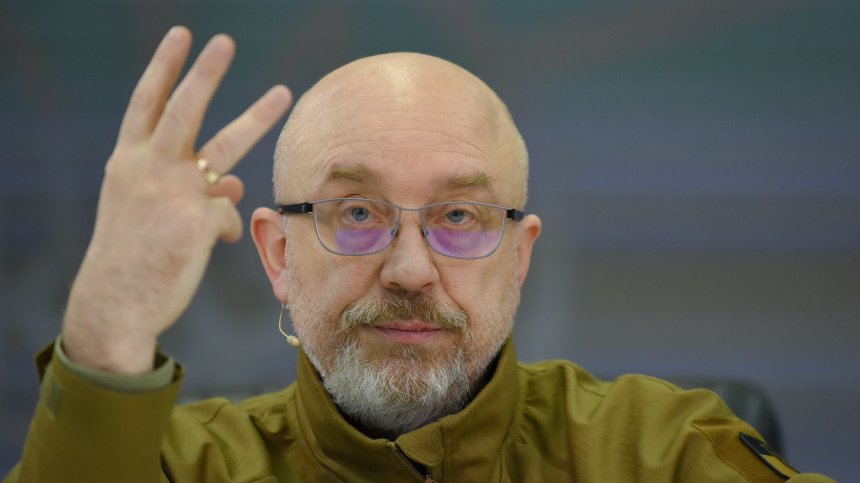 Украинският министър на отбраната: Всеки трябва да има оръжие, връщаме военното обучение